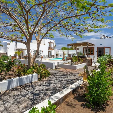 Apartment Sala Botanica - Shared Pool - Island Location - 10 Mins Drive To Famara And La Santa Tiagua