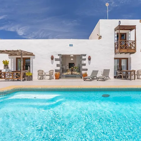 Apartment Sala Botanica - Shared Pool - Island Location - 10 Mins Drive To Famara And La Santa Tiagua